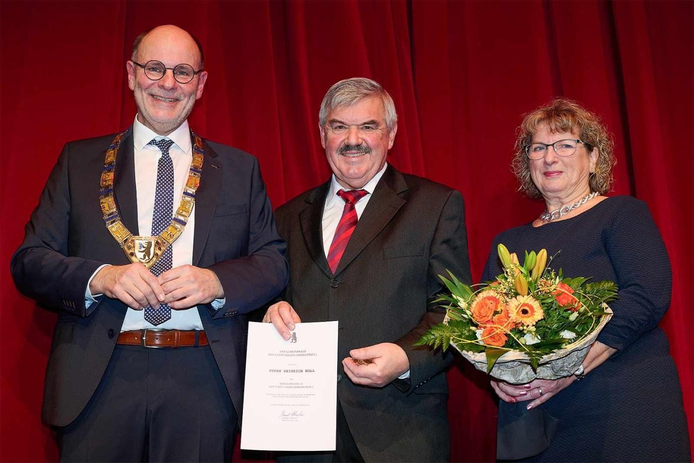 Heinrich Holl (in der Mitte) freut sich mit seiner Frau Eva-Maria über die Bürgermedaille der Stadt Singen, die ihm Oberbürgermeister Bernd Häusler beim Neujahrsempfang überreichte. 