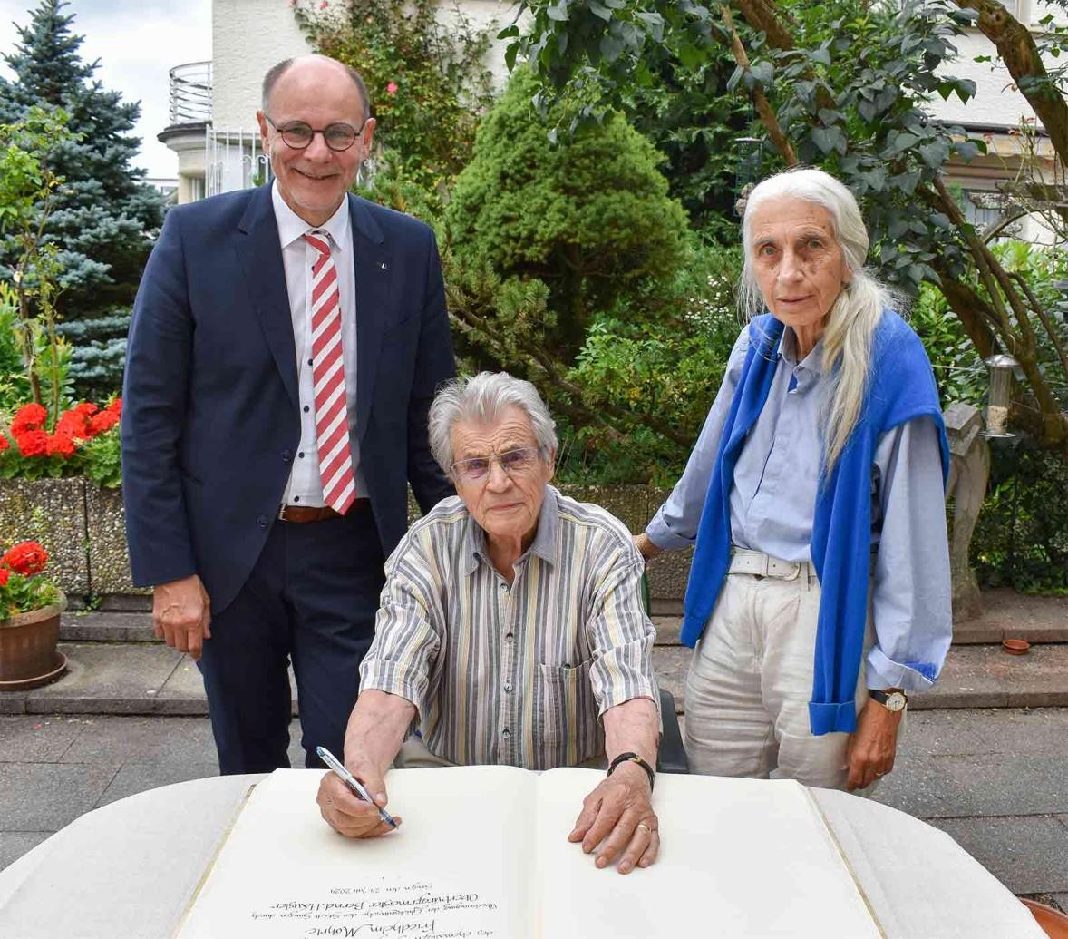 An seinem 90. Geburtstag trug sich Friedhelm Möhrle in das Goldene Buch der Stadt Singen ein. An seiner Seite seine Frau, Dr. Brigitte Trinks-Möhrle, und Oberbürgermeister Bernd Häusler.