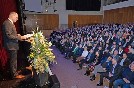 Oberbürgermeister Bernd Häusler in der voll besetzten Stadthalle Singen.